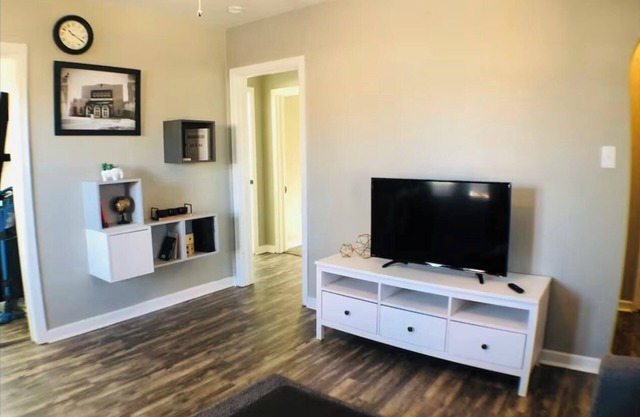 GrayHouse, peaceful Ponca City with AC, WiFi Pet friendly w/fee, lots of parking