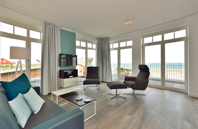 Great apartment on the North Sea with direct sea view, balcony and beach chair! -