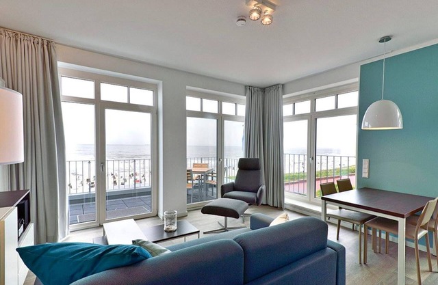 Great corner apartment right on the North Sea with great sea views and balcony!