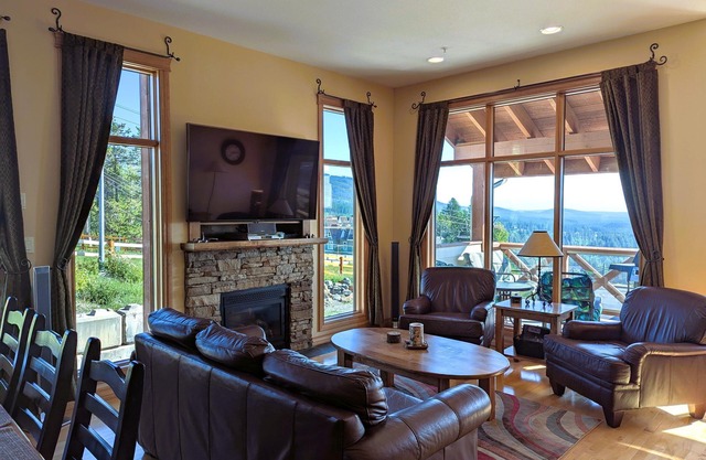 Great Location & Views - On KAR Ski Hill, End Unit - #16 @Sullivan Stone Lodge