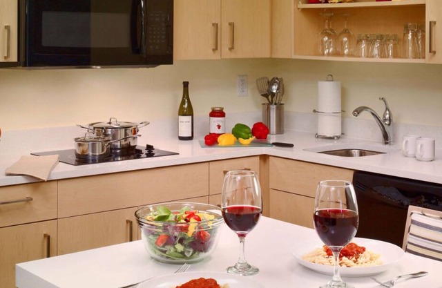 Great Relaxing Overnight Stay! 3 Classy Units, Kitchenette, Free Parking