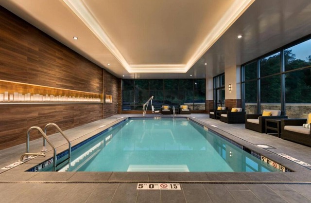 Great Relaxing Overnight Stay! 2 Spacious Units, Indoor Pool, Free Breakfast!