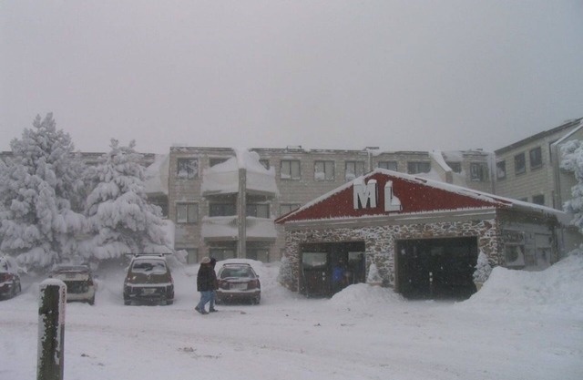 Great Ski Location. Ski in and out of slopes steps away from Ballhooter lift.