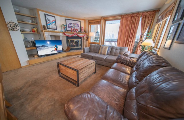 Great Ski Mt views! Short walk to ski lifts, large condo Sleeps 12!