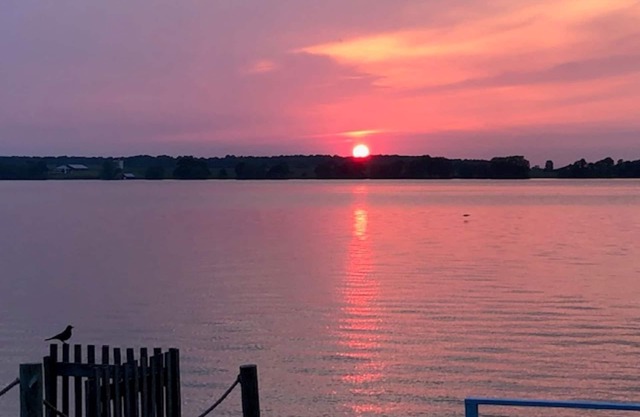 Great Sunsets/Waterfront Cottage! Amazing Sunset Views!