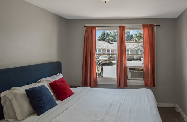Great Updated King Bed Near Denver Fun/Sports/Music