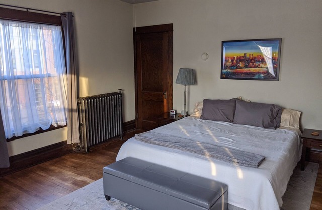 Great Uptown Apartment, Great Location! Suite#1