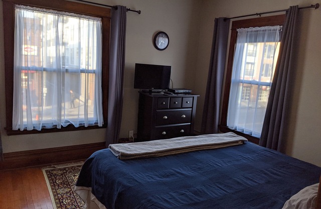 Great Uptown Apartment! Great Location!