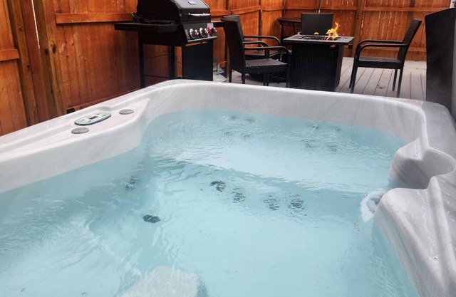 Green Anchor Cottage - private hot tub getaway!