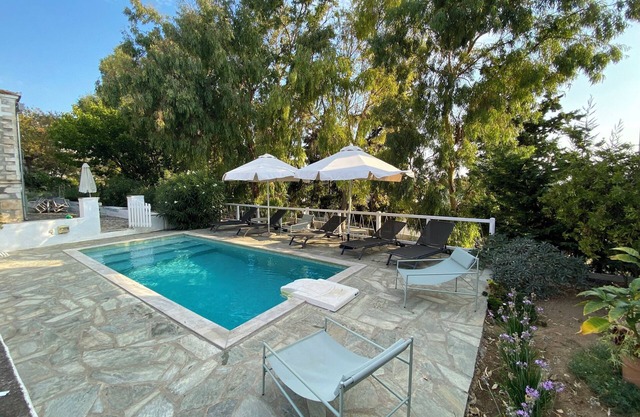 Green setting with swimming pool in the heart of the village, ideal for families