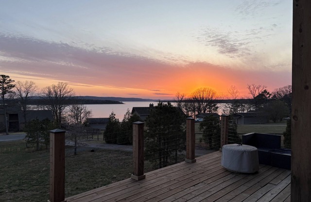 Greers Ferry Lake 4-bedroom house nsleeps 12- Breathtaking SUNSETS -Golf Course