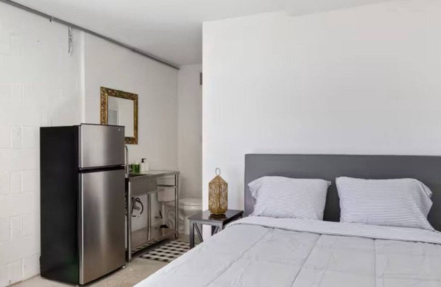 Grey Lux studio with WiFi and AC in Orlando close MCO/Disney/Universal