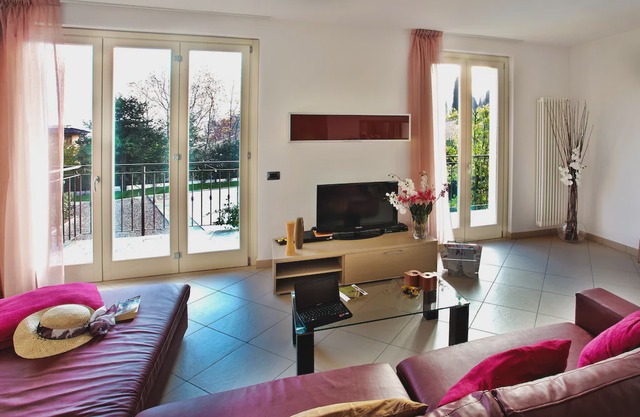 Griante Residence Apartment 1 Family pool home, sunny location with garden