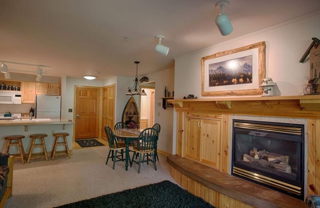 Grizzly Bear Den: Near Targhee, Sleeps 6, Hot Tub