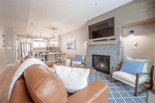 Grizzly Ridge Getaway - Private Hot Tub, Mtn View & Sleeps 11