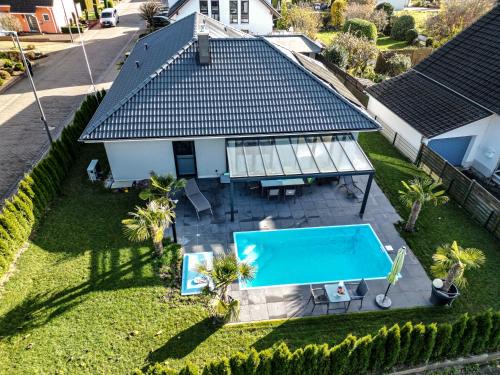 großzügige Unterkunft mit Terrasse