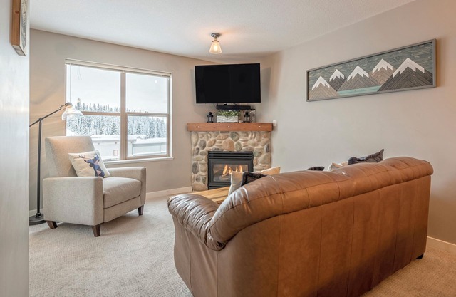 Ground Floor Creekside Condo - Ski right to your door - BBQ - Pet Friendly