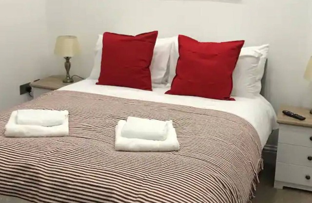 Ground floor 2 Bedroom Apartment, Free Parking Space & access onto the garden