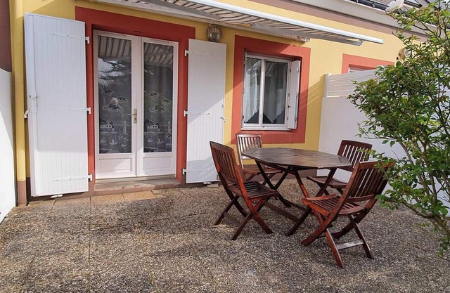 Ground Floor Apartment: Terrace, Garden, Near Port & Shops