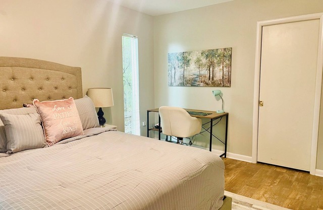 Ground floor lovely 1-bedroom condo in fabulous Hoover with full kitchen