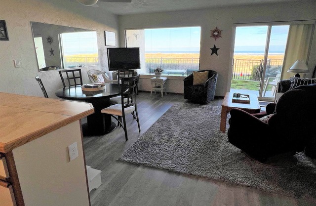 Ground floor Oceanfront 2 blocks from downtown shopping and eateries