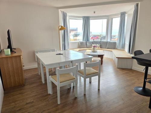 Ground Floor Oceanview Stay Modern Design, Sleeps 4