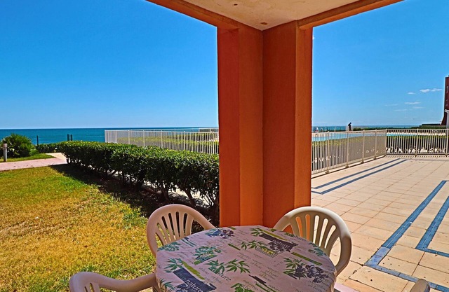 Ground Floor Studio with Direct Pool and Sea Access, Private Parking