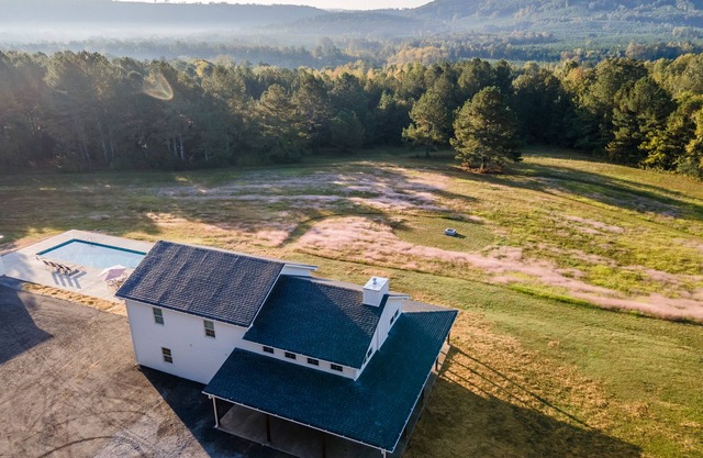 Group Retreat! Pool, Hot Tub, 15 Acres, Near Rome Tennis, Atlanta & Chattanooga!