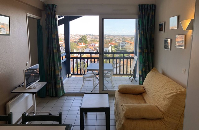 Guéthary: Charmant Appartement avec Terrasse et Accès Piscine, à Proximité de la Plage et du Centre