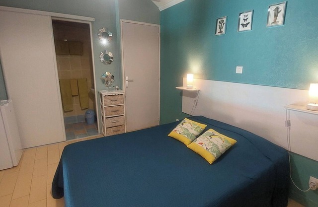 Guest Rooms 'Le Pré Fleuri 3' with Shared Pool, Shared Terrace and Wi-Fi