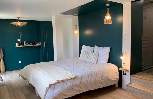 Guest Room 'Chambre Arum 6 Minutes from Puy du Fou' with Shared Garden and Wi-Fi