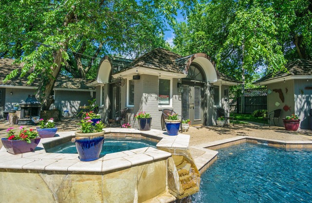 GUEST HOUSE 1.5 miles to OU CAMPUS