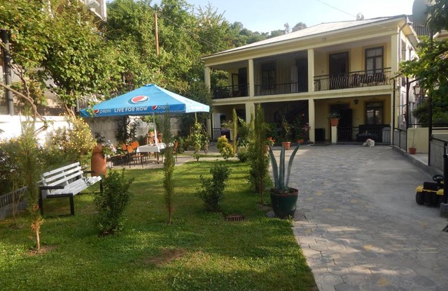 Guest House With Yard in Makhinjauri
