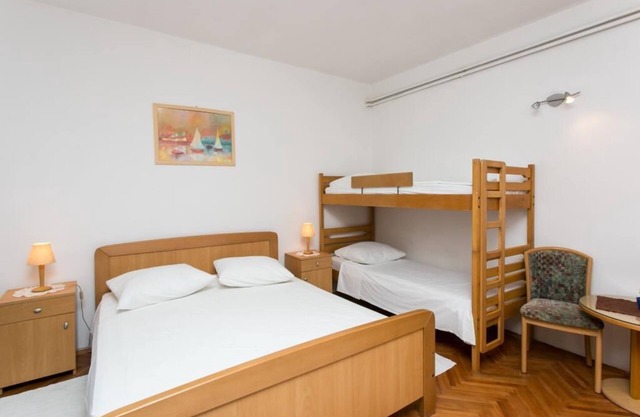 Guest House Zec - Studio with Balcony(3 adults)