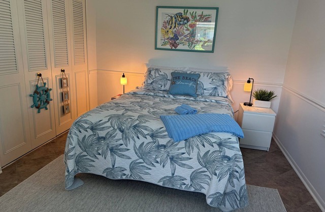 Guestsuite and bathroom in villa with pool