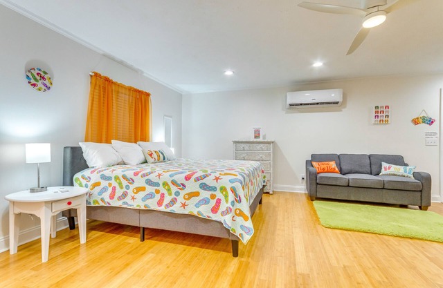 Gulf Breeze Vacation Rental for 2 w/Pool Access!