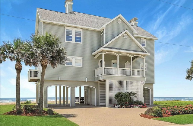 Gulf front - Beautiful Custom Beach House w/Elevator - Sleeps 17- Private Beach