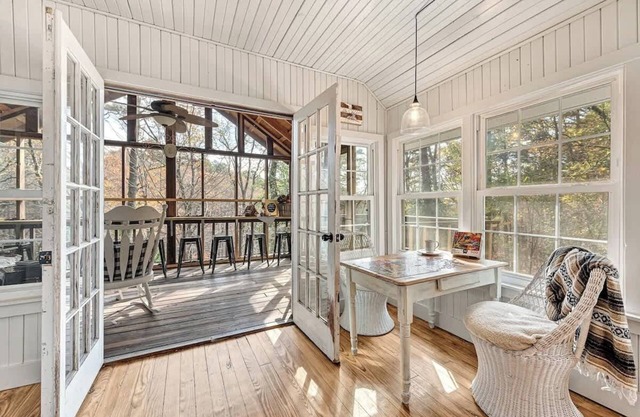 Gwen's Nest- a unique luxury, family cottage in the woods!