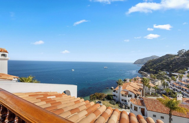 H1864: Remodeled 2Br villa, AC, 6-seat cart, OCEAN VIEWS, BBQ