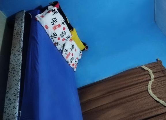 Habitación amoblada e independiente con wifi ducha caliente