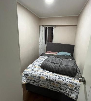 Habitación con cama matrimonial en dpto tipo roomie