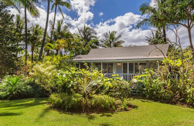 Hale Pua Kai, Comfortable Hawaiian Style Home