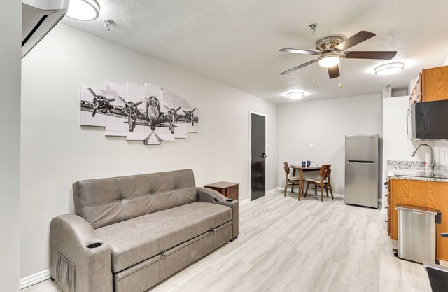 Half-Mi to Oakland City Golf Club: Sleek Apartment