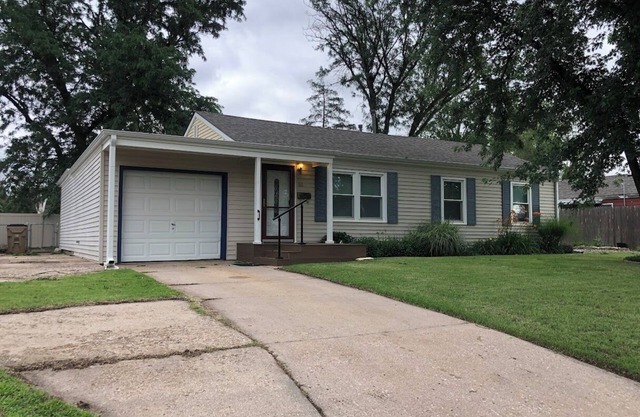 Halsey Home - Charming 2-bedroom house with AC, Wi-Fi in welcoming Hutchinson