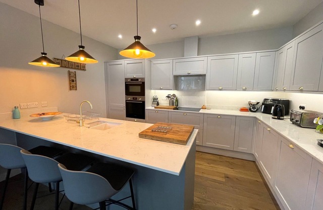Hampton Hall - Wonderful Converted Home in Redland