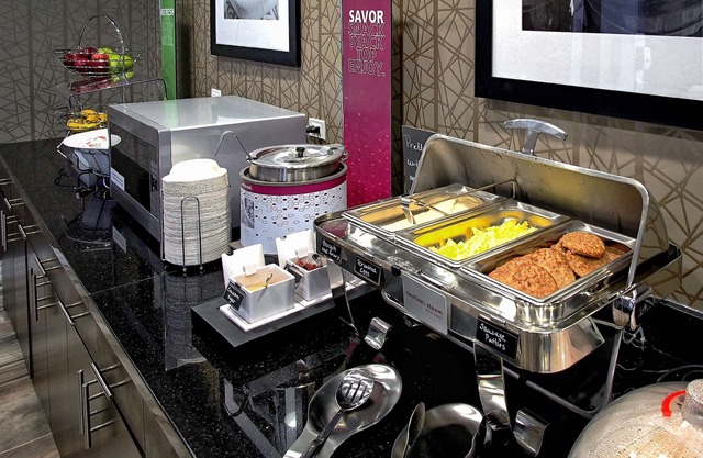 Hampton Inn & Suites Moore