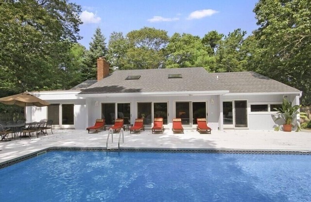 Hamptons Getaway With Heated Pool, Har Tru Tennis, Built -in Grill, Bike Shed