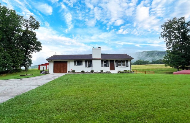 Hanging Rock in the Backyard! Renovated Cottage 1 minute to park entrance