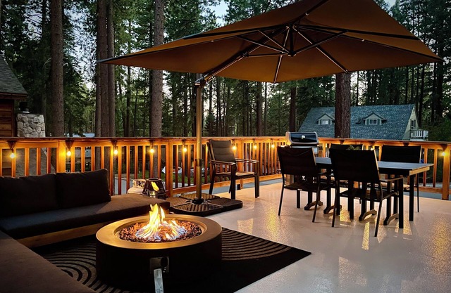 Hangout Den, Hot Tub for 8, Firepit, Trails, Beach 1 mile, Sleeps 10