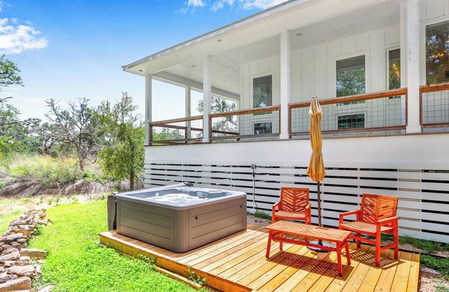 Happiness Ranch - Oak Tree House | Elegant 2/2 with Water Views